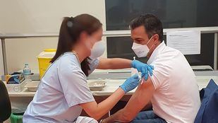 Sánchez recibe la primera dosis de la vacuna contra el Covid-19
