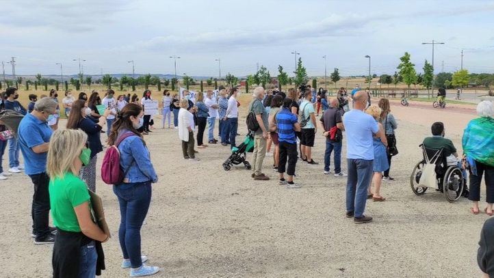 Decenas de personas se concentran en Parla para exigir la construcción del nuevo instituto de la ciudad en una sola fase