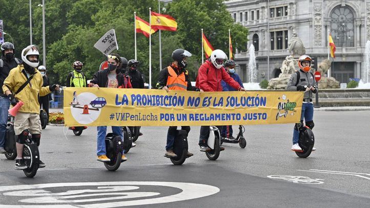 Los usuarios de patinetes eléctricos se concentran en Madrid para pedir circular por los ciclocarriles
