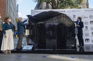 El tótem gigante “Gracias, Madrid” rinde homenaje en Callao a la hostelería madrileña