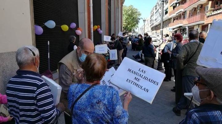 Protesta de los usuarios de los centros de mayores pidiendo su reapertura