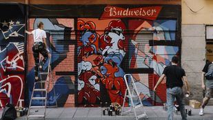 Nueve famosos grafiteros pintan un hall of fame en el barrio de Malasaña
