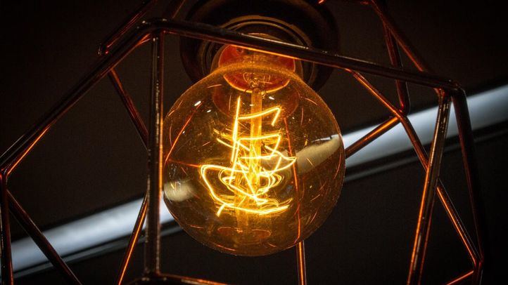 La factura de la luz se abaratará un 10% en los hogares y la industria ahorrará casi 400 millones de euros