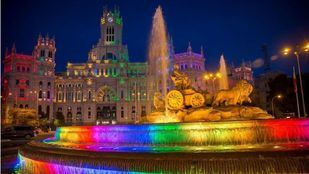 Cibeles se ilumina con los colores de la bandera LGTBI por el comienzo de la semana del Orgullo