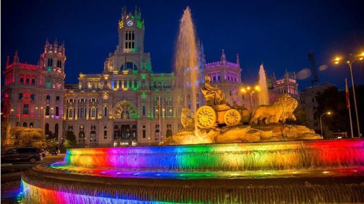 El Palacio de Cibeles y la fuente, iluminadas con los colores de la bandera LGTBI
