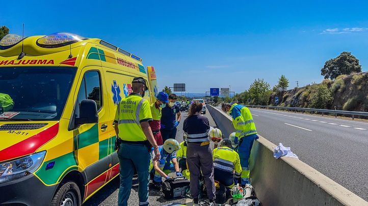 Los servicios de emergencias atienden a un motorista herido grave en la M-501