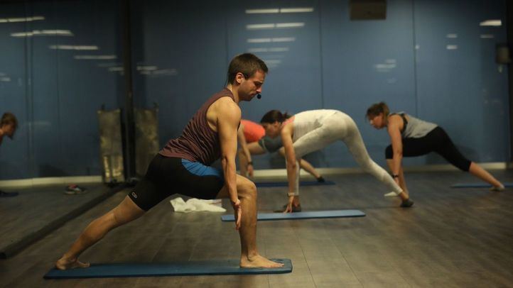 Imagen de archivo de una persona haciendo ejercicio en un centro deportivo