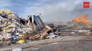Aparatoso incendio de material para reciclaje en Alcalá