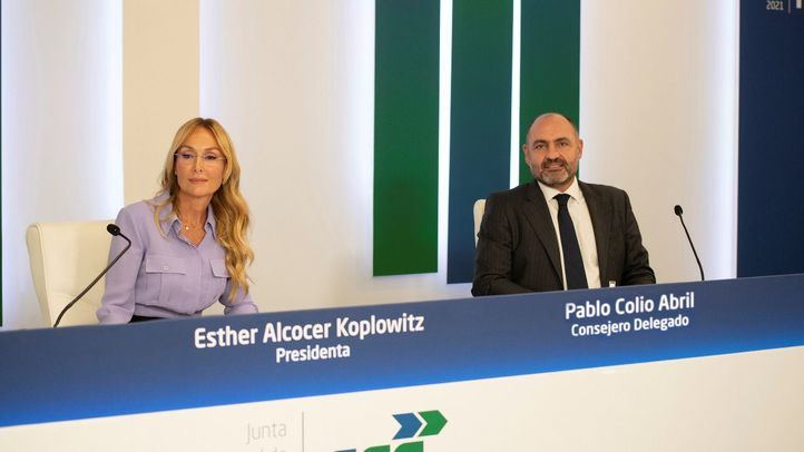 Esther Alcocer y Pablo Colio en la Junta General de Accionistas