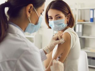 La vacunación a menores de 16 años comenzará a finales de agosto