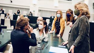 Anuncios modestos de Almeida ante una izquierda que le afea "desconexión con la realidad"