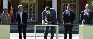 El Gobierno presenta la reforma de las pensiones luciendo foto del acuerdo con patronal y sindicatos