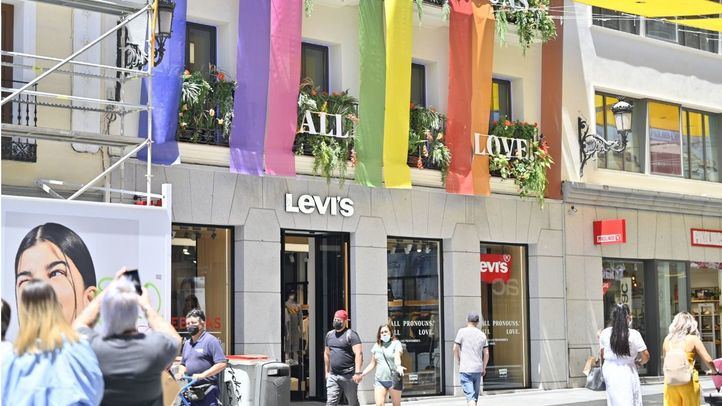 Banderas del orgullo en Preciados