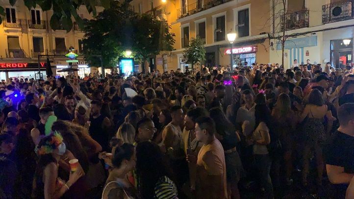 Nueva noche de aglomeraciones en la plaza de Pedro Zerolo con motivo del Orgullo 2021
