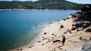 La alcaldesa de San Martín de Valdeiglesias critica las conductas incívicas en el pantano de San Juan