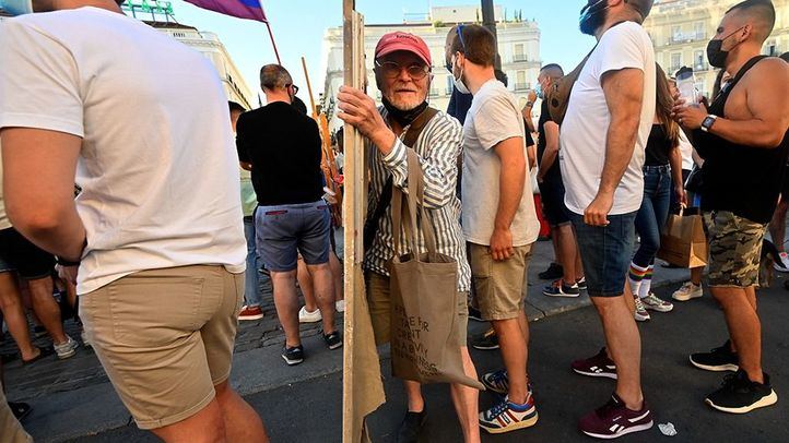 Antonio López se desplaza con su cuadro en la Puerta del Sol.