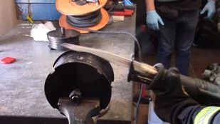 Cae una banda que introducía en el aeropuerto piezas de coches fabricadas con 'cocaína negra'