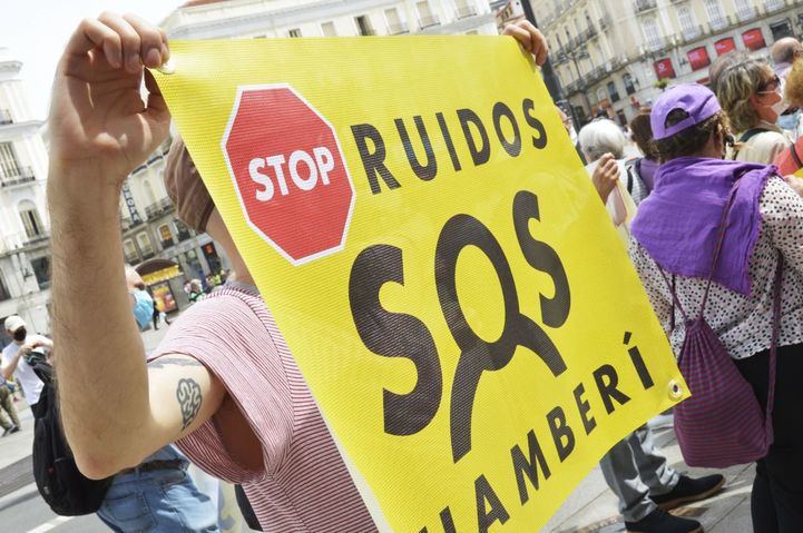 Concentración vecinal contra el ruido de la hostelería en Chamberí.