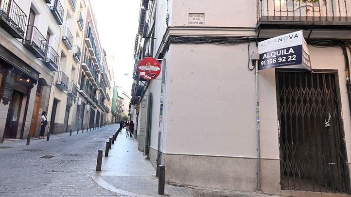 Uno de los carteles que anuncia el alquiler de un piso.