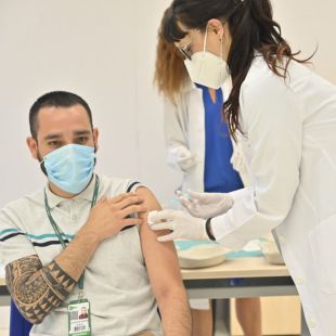 Los mayores de 16 años podrán pedir cita desde este lunes para vacunarse contra la Covid-19