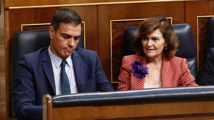 Pedro Sánchez en la sesión de investidura junto a Carmen Calvo.