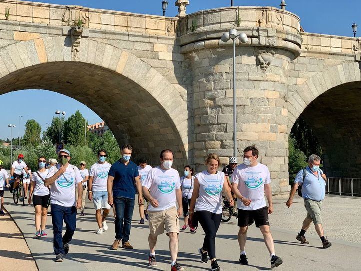 El delegado de Medio Ambiente y Movilidad, Borja Carabante, con Álvaro González, concejal de Carabanchel y Loreto Sordo, de Moncloa-Aravaca y Usera, en la nueva senda peatonal y ciclable que une Madrid Río y el Parque Lineal del Manzanares.