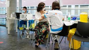 Díaz Ayuso recibe la vacuna de Pfizer en el Wizink Center