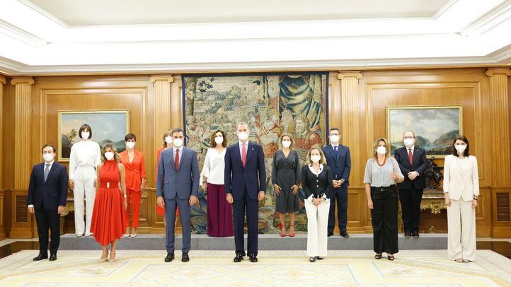 El Rey y Pedro Sánchez con los nuevos ministros.