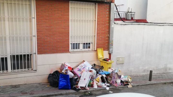 Montonera de basura en la calle del Hachero, 50.