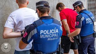 Policías fuera de servicio evitan un apuñalamiento delante de la Audiencia Provincial