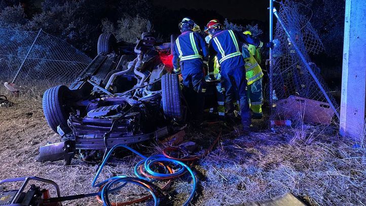 Los bomberos han tenido que excarcelar a los dos ocupantes del vehículo