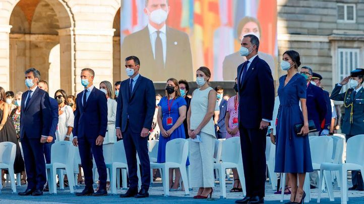 El Rey Felipe VI, acompañado de la Reina Letizia, ha presidido este jueves en la Plaza de la Armería del Palacio Real el segundo homenaje de Estado a las víctimas del coronavirus.