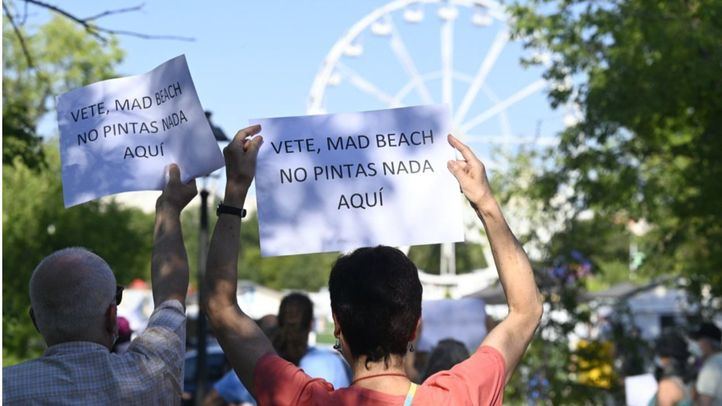 Asistentes a la concentración frente a MadBeach Club