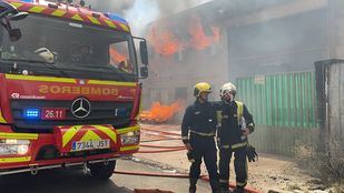 Arde una nave industrial en la que se almacena pintura en Paracuellos de Jarama