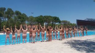 Participantes en el día del bañador opcional en la piscina municipal de Aluche