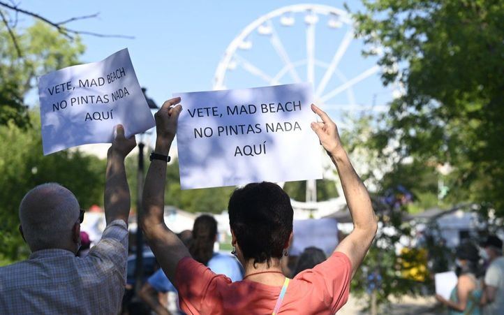 Vecinos se concentran contra Mad Beach.