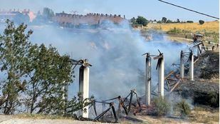 Un incendio calcina la pasarela que une Parque Coimbra y Parque Guadarrama en Móstoles