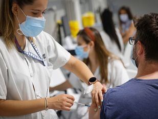 Darias responde a Madrid sobre la escasez de vacunas: "Tiene suficientes para las segundas dosis"