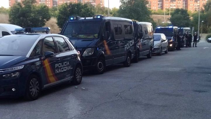 Furgones policiales en la calle Maquinilla, donde se ha producido el desahucio