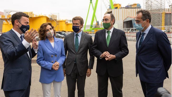 El presidente de la Xunta de Galicia, Alberto Núñez Feijóo y la ministra de Hacienda y Función Pública, María Jesús Montero, han asistido a la firma del acuerdo de colaboración.