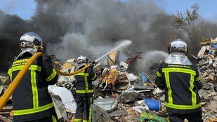 El humo del incendio de unas naves en Loeches obliga a interrumpir el paso del AVE