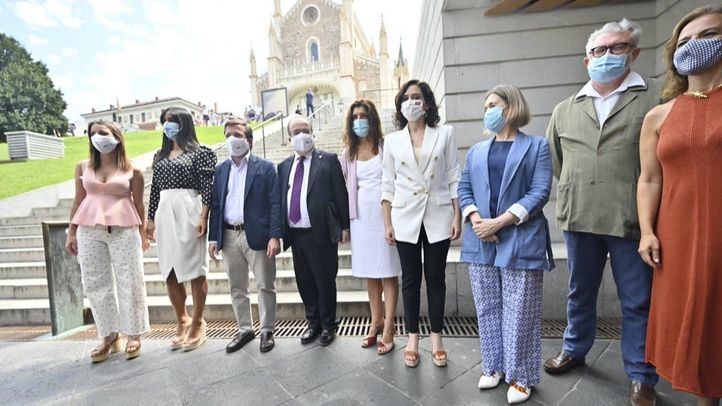 El ministro de Cultura, Miquel Iceta, la presidenta de la Comunidad de Madrid, Isabel Díaz Ayuso, y el alcalde de Madrid, José Luís Martínez Almeida en el Museo Del Prado para seguir el acto en el que se decidirá sobre la inscripción en la Lista de Patrimonio Mundial de la Unesco de la candidatura española Paisaje de la Luz,