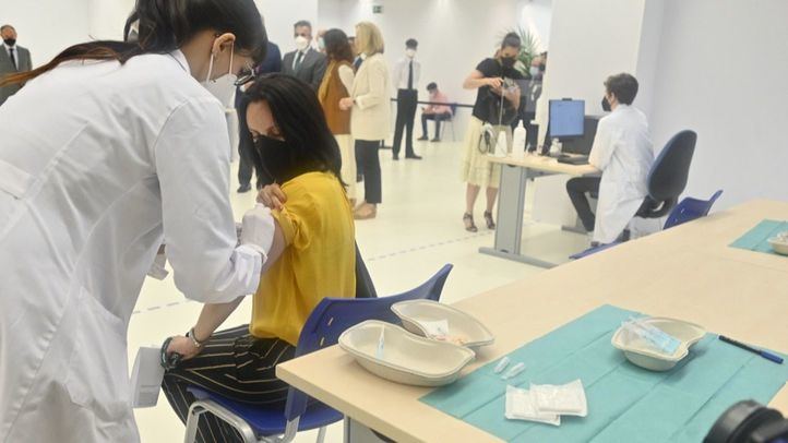 Arranca la vacunación contra el coronavirus en centros de Acciona, El Corte Inglés y Santander