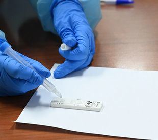 Repuntan los nuevos positivos y se ralentiza el aumento de ingresos por Covid en Madrid