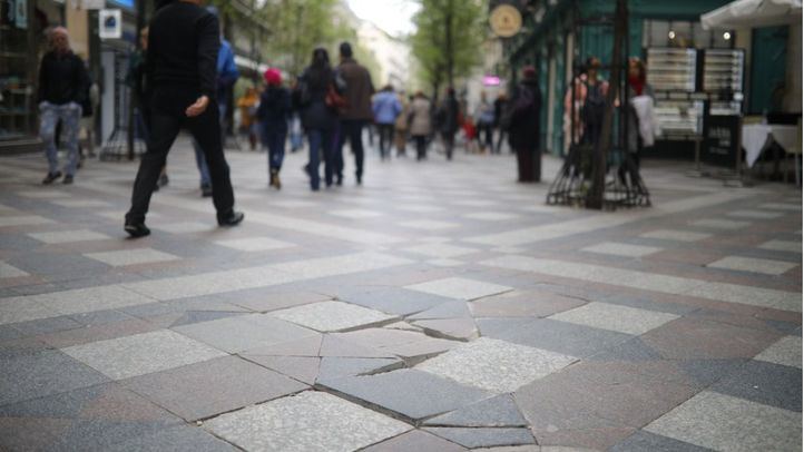 Baches y losetas levantadas en las aceras de la calle Arenal y aledañas.