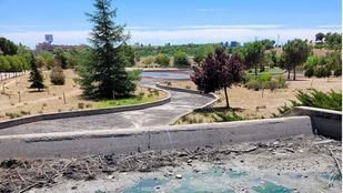 La 'degradación verde' de Sanchinarro: maleza de medio metro en las calles y una ría abandonada