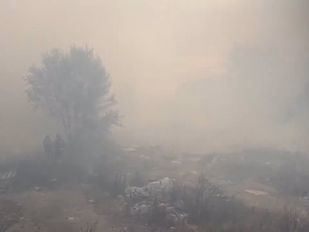 Un incendio de pastos en Villaverde origina un columna de humo visible