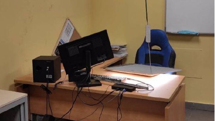 Interior de la oficina donde quedó atrapado el ladrón