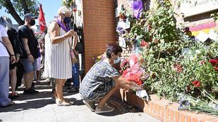 El Cementerio del Este acoge el 82º aniversario de la muerte de las 13 Rosas y 43 Claveles
