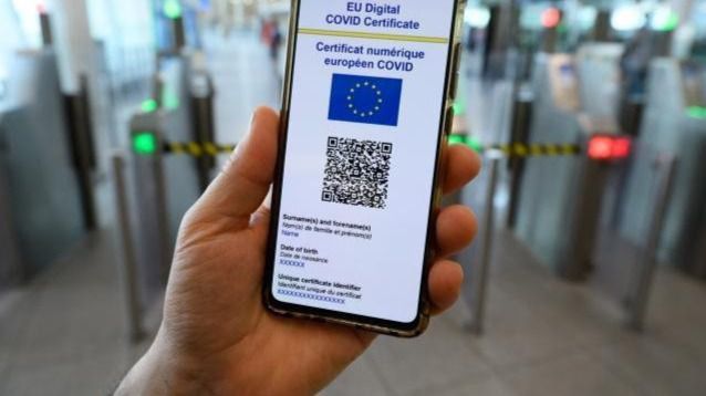 Francia e Italia apuestan por el pasaporte Covid más allá del ocio y la hostelería